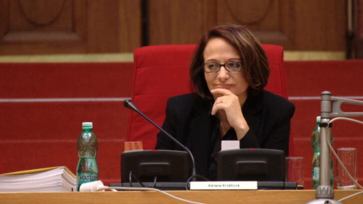 Politická představitelka během jednání zastupitelstva