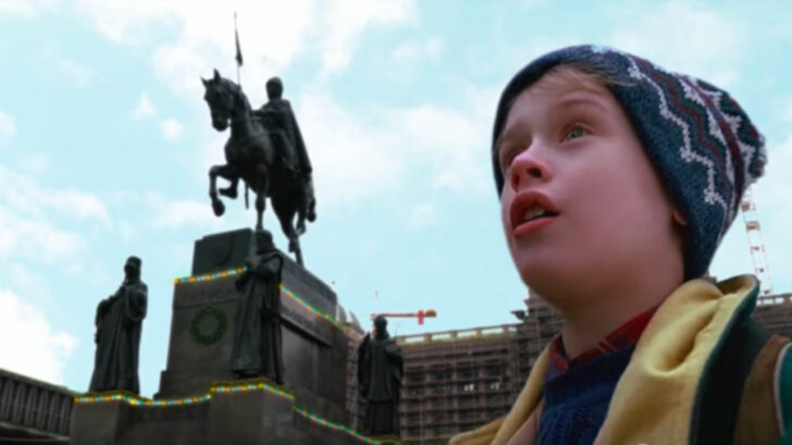 Kevin McCallister prožívá vánoční dobrodružství v České republice.