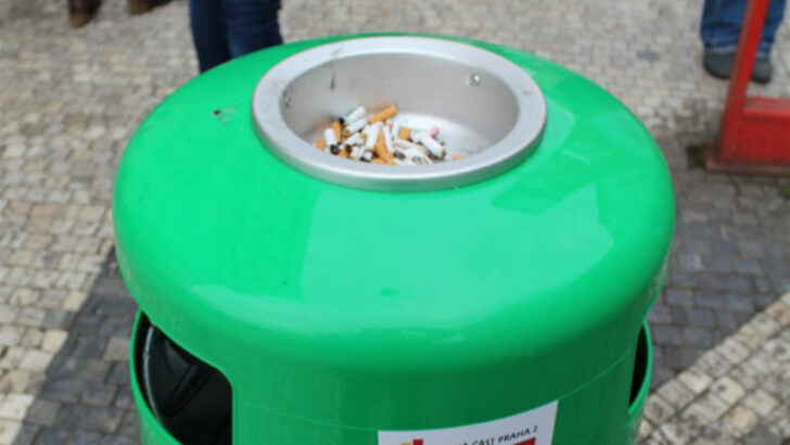 Veřejné odpadkové koše často obsahují popelníky pro cigaretové nedopalky