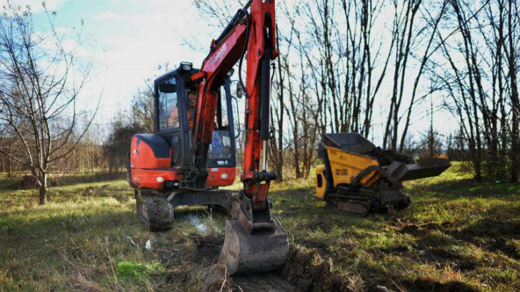 Začátek terénních úprav na pozemku Divočina