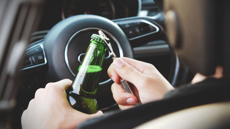 Alkohol za volant nepatří, ale ne každý se toho drží.
