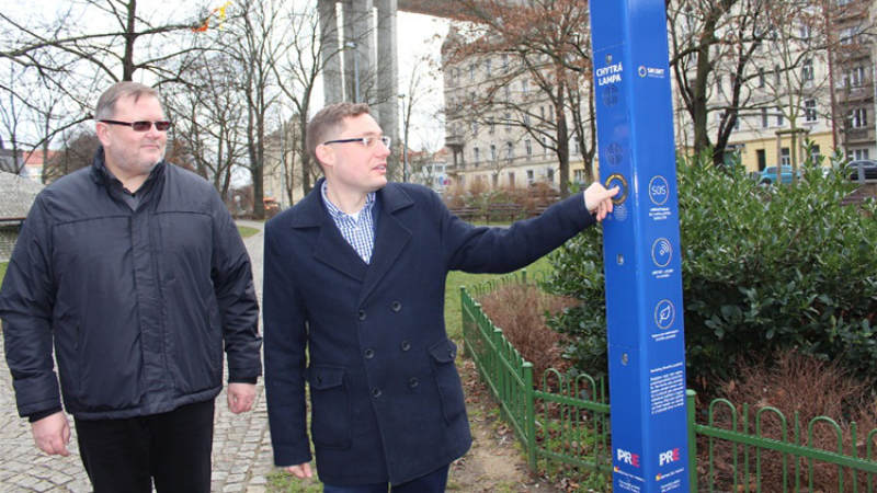 Místostarosta Prahy 2Jan Korseska a Vojtěch Fried ze společnosti Pražské energetika představují chytrou lampu.