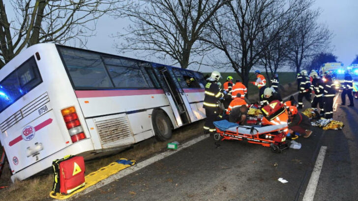 VIDEO: Tři lidé zahynuli při nehodě autobusu u Horoměřic
