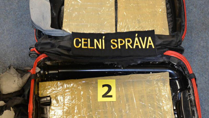 Celníci na Ruzyni chytli pašeráka se 3 kilogramy kokainu