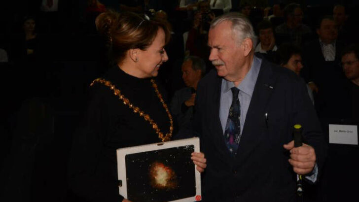 Dlouholetý ředitel pražského planetária obdržel čestné občanství hl. m. Prahy.