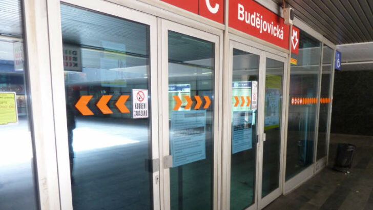 DP uzavřel jižní vestibul stanice metra Budějovická. Praha 4 hlasitě protestuje
