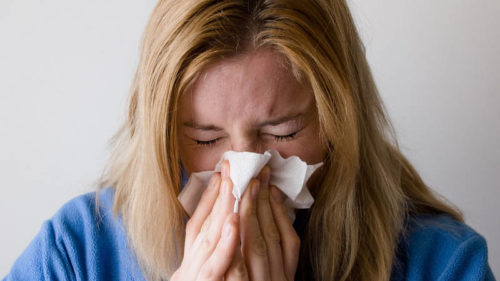 Na rozdíl od běžné virózy vás u chřipky zaskočí její rychlý nástup.