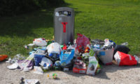 Nepořádek kolem odpadkových košů je častým nešvarem.