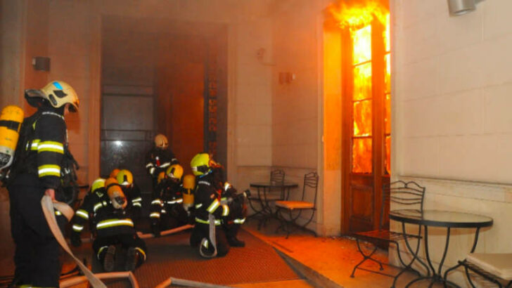 Při požáru v pražském hotelu zemřeli čtyři lidé, hasiči zachránili 34 osob