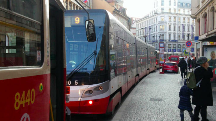 Totální kolaps tramvajové dopravy v centru Prahy. Soupravy vytvořily kilometrové kolony