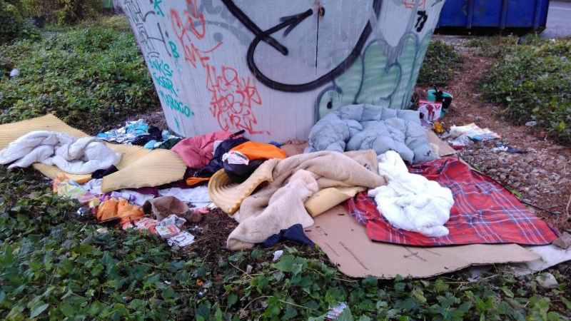 Takovýhle bordel nechali pražští bezdomovci pod Barrandovským mostem. Foto: Magistrát hl. m. Prahy