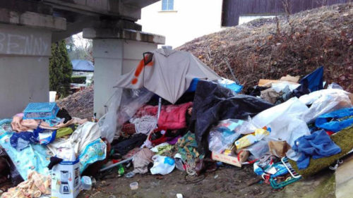 Pořádnou haldu nepořádku po sobě bezdomovci nechali na Petříne.