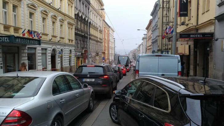 Dopravní peklo na Žižkově. Tramvaje měly desítky minut zpoždění. Všichni se děsí, co přinese úterý