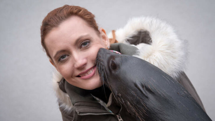 Nová mluvčí Lenka Pastorčáková se seznamuje s obyvateli Zoo Praha.