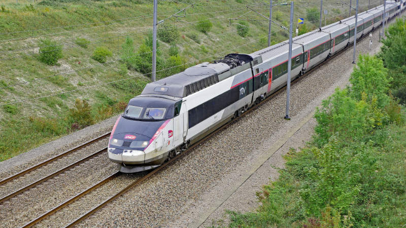Například vlaky TGV ve Francii jezdí 300km rychlostí už od 80. let minulého století.