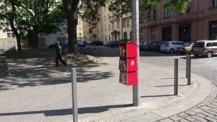 Knihobudky zavádí i Praha 7. Unikátní design navrhl student UMPRUM