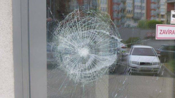 Jako malé děti. Cizinci zvonili na zvonky a rozbili vchodové dveře