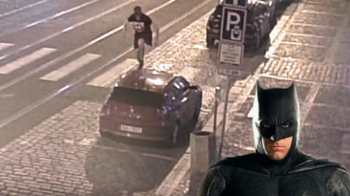 Řádění Batmana v centru Prahy zachytily bezpečnostní kamery.