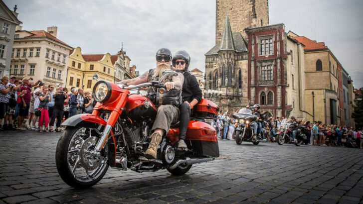Prahu čeká masakr. Přijedou desítky tisíc motorkářů z celého světa