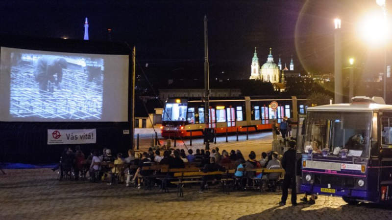 Filmový kinobus Dopravního podniku bude letos objíždět Prahu již po jedenácté.