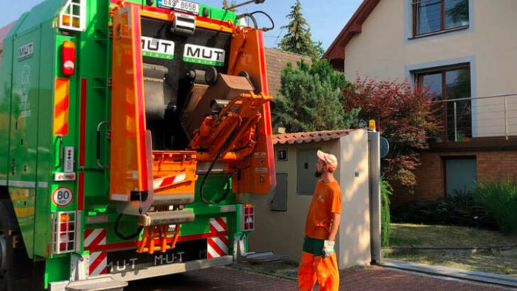 Nový vůz pražských popelářů popelnici vysype i umyje