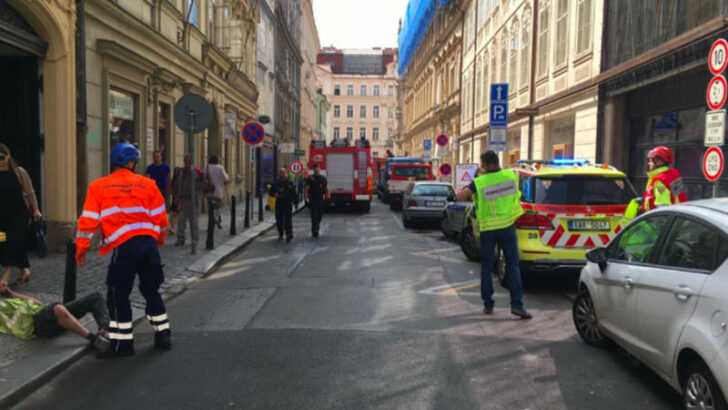 V centru Prahy se zřítila část budovy. Pět lidí zůstalo zavaleno v sutinách