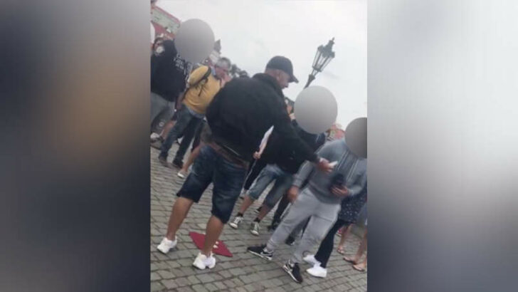 VIDEO: Skořápkáři okrádali turisty na Karlově mostě. Používali osvědčenou fintu