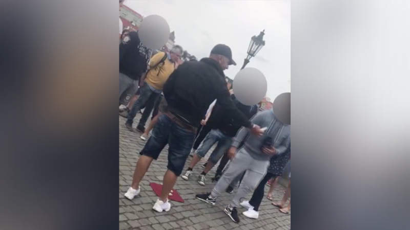 VIDEO: Skořápkáři okrádali turisty na Karlově mostě. Používali osvědčenou fintu
