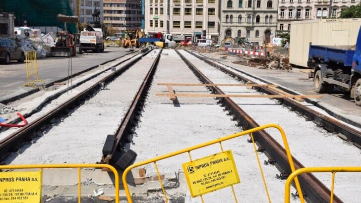 V Praze vznikly nové tramvajové koleje. Jezdit se po nich ale zatím nebude