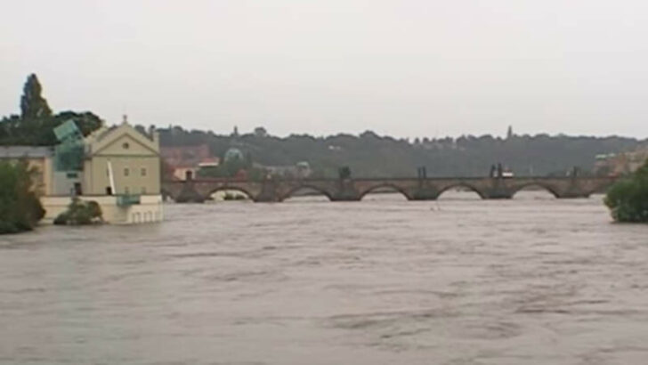 Mrazivé záběry. Tisíciletá voda v Praze spláchla všechno, co jí přišlo do cesty