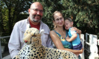 Paní Jana Urbanová, která přišla do Zoo Praha letos jako miliontá v pořadí, přebírá se synem Péťou od ředitele Miroslava Bobka plyšového geparda a další dárky.