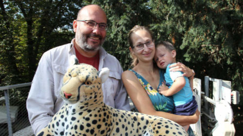 Paní Jana Urbanová, která přišla do Zoo Praha letos jako miliontá v pořadí, přebírá se synem Péťou od ředitele Miroslava Bobka plyšového geparda a další dárky.