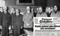 Fotografie z průběhu Mnichovských jednání – zleva: Neville Chamberlain za Velkou Británii, Édouard Daladier, zástupce Francie, Adolf Hitler za nacistické Německo a Benito Mussolini za fašistickou Itálii.