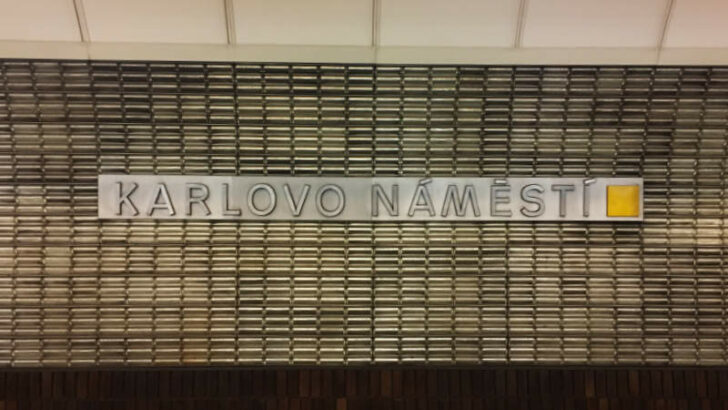 Výstup z metra směr Karlovo náměstí bude za několik dní znovu otevřen