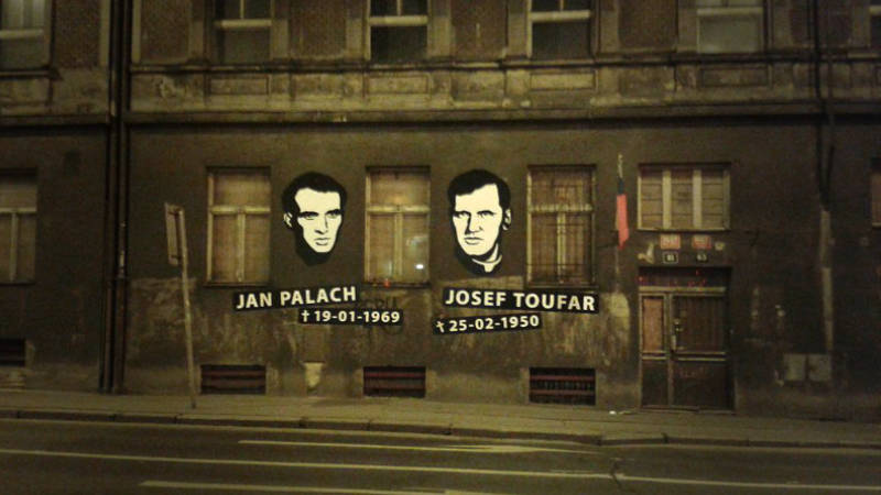 Borůvkovo sanatorium v Legerově ulici již delší dobu chátrá. Jana Palacha a Josefa Toufara připomíná kresba designéra Otakara Duška.