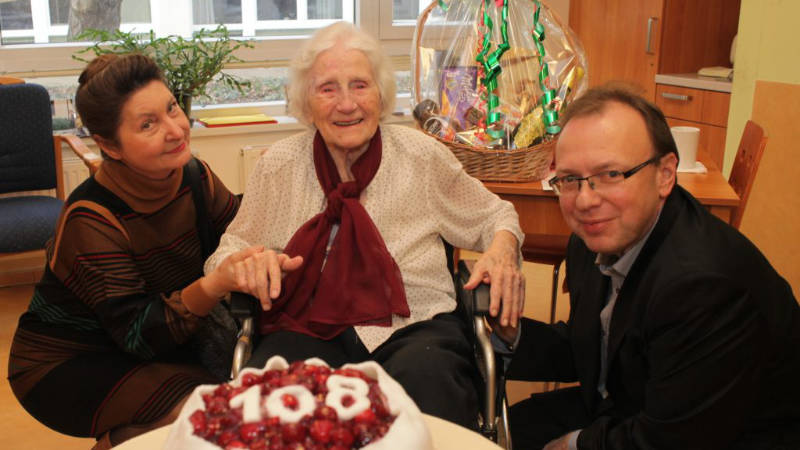 Fotografie z ledna 2018, kdy paní Květoslava Hraošová slavila 108. narozeniny.
