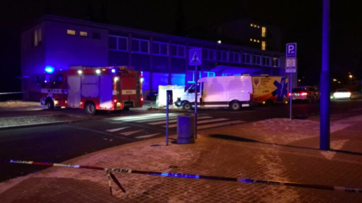 Na místě tragédie zasahovali hasiči, policisté i záchranná služba.