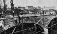 Průběh stavby most zachycuje fotografie z roku 1910.