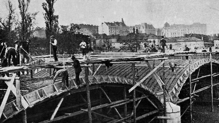 Průběh stavby most zachycuje fotografie z roku 1910.