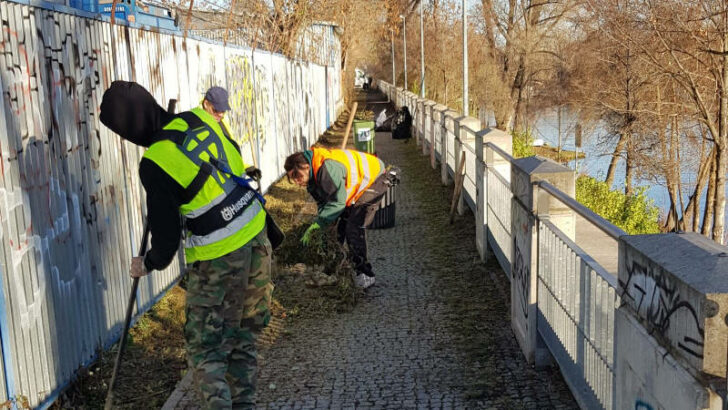 Nezaměstnaní pomáhají například s úklidem veřejného prostranství.