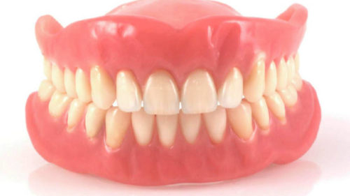 Mezi kuriózní věci, které Pražané zapomínají v MHD, patří i zubní protézy.