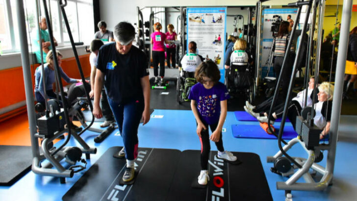 Cvičením proti roztroušené skleróze. Do maratonu nepřetržitého cvičení se zapojily stovky lidí