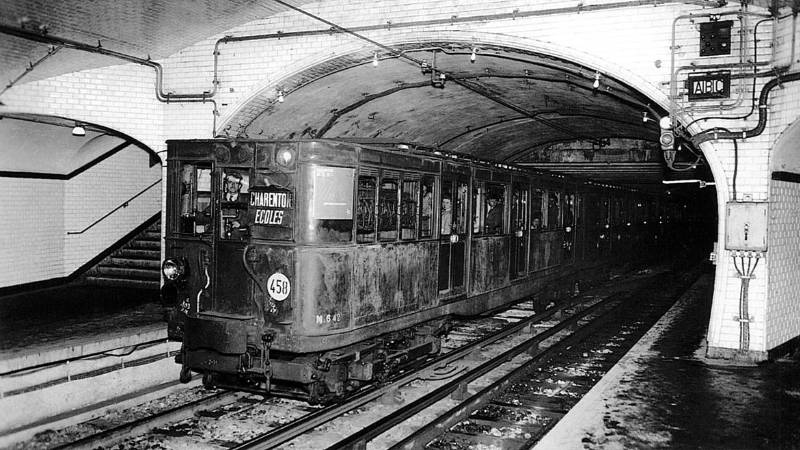 Pařížské metro začalo jezdit v roce 1900.