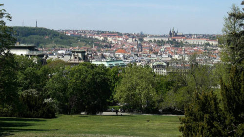 Výhled na centrum Prahy z Riegrových sadů.