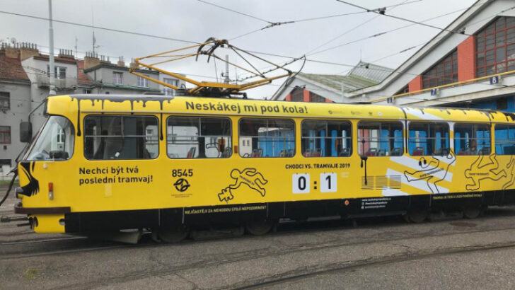 Do ulic vyjela speciální žlutá tramvaj. Pražany varuje před smrtelným nebezpečím