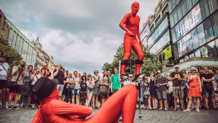 Festival pouličního umění Praha Žije Hudbou nabídne zahraniční hvězdy i amatérské muzikanty