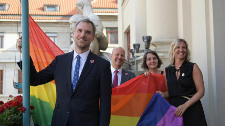 Na budově pražského magistrátu visí poprvé v historii duhová vlajka