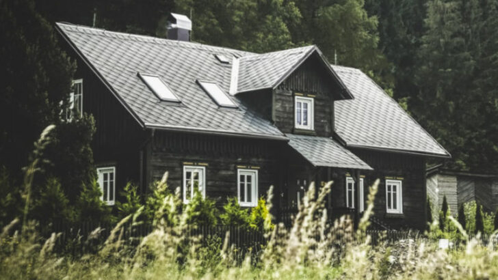 Zazimování chaty nebo chalupy není radno podceňovat. Ne vždy škodí jen zloději