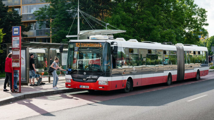 Pražané se konečně dočkali. Ode dneška se dozví skutečný čas odjezdu autobusů MHD