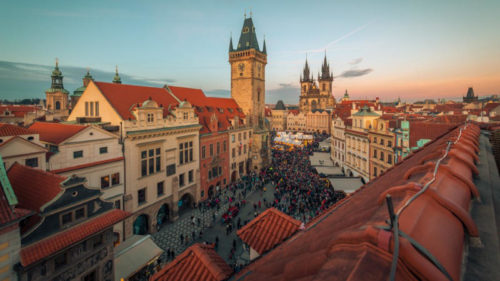 Staroměstská radnice v Praze patří mezi vyhledávání cíle turistů.
